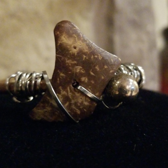 Intriguing bold cuff bracelet - Picture 2 of 5